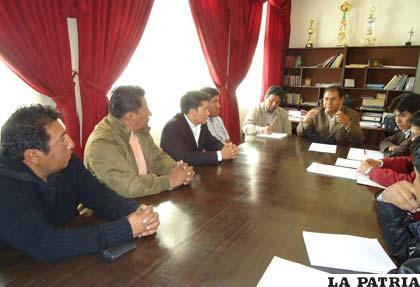 Durante la reunión del gobernador con los dirigentes de San José