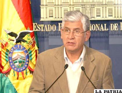 El ministro de Minería, Mario Virreira, en conferencia de prensa
