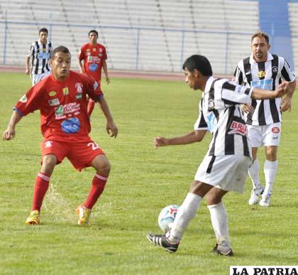 Llusco y Da Rosa jugadores de Oruro Royal