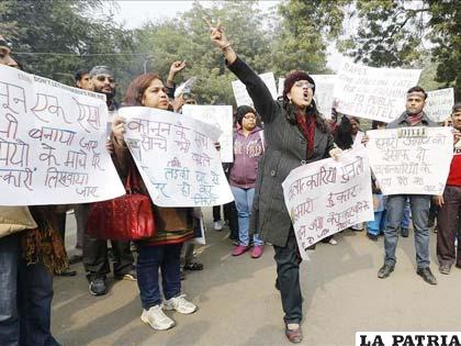 Mujeres protestan contra los violadores de una estudiante de 23 años