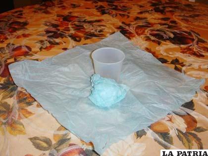 PASO 2
Coloca el vaso en medio del primer papel y la pelotita de papel delante de éste