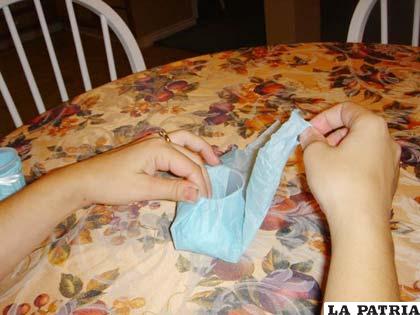 PASO 4 
Continúa envolviendo la parte posterior del vaso con mucho cuidado para que el papel no se rompa. Si es necesario puedes utilizar cinta adhesiva para que se quede en su lugar