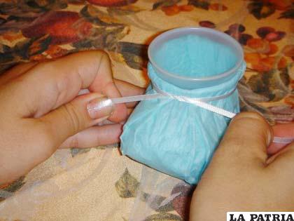 PASO 6 
Decora el vaso haciendo un moño con una cinta que combine con el color del papel