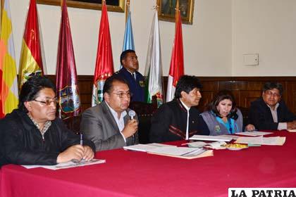 Autoridades departamentales y municipales se reunieron con el Presidente Evo Morales
