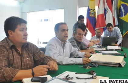 Dirigentes de la Liga del Fútbol Profesional Boliviano (foto: AFKA)