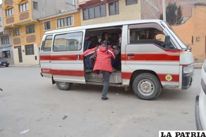 El conductor del minibús rojo de servicio público detuvo su motorizado en medio de la calzada
