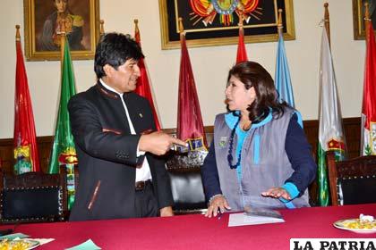El presidente Evo Morales aprueba 21 proyectos para Oruro