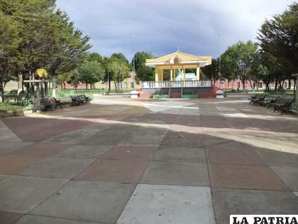 Plaza principal “6 de Enero” del municipio de Pazña