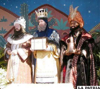 Tres hombres disfrazados de los Reyes Magos