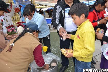 Niños recibieron chocolate y buñuelos, atención de los artesanos del calvario