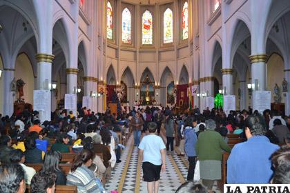 Masiva asistencia de católicos a la Catedral en el Día de Reyes