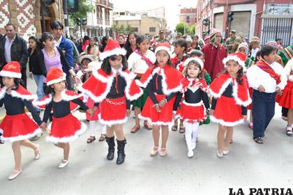 Los niños del ballet junto a sus maestros recorrieron calles céntricas de la ciudad
