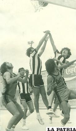 Una acción del partido Saracho ante Benfica en 1978