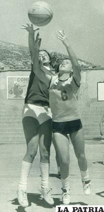 Mirtha Quevedo y Melania Ortíz disputan el balón (1978)