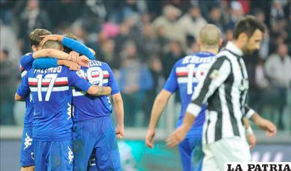 Jugadores de Sampdoria celebran la victoria sobre Juventus