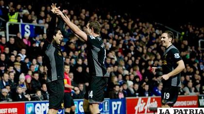 Suárez celebra su gol con sus compañeros