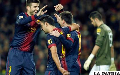 Piqué, Xavi y Messi celebran la goleada de 4 a 0 sobre Espanyol
