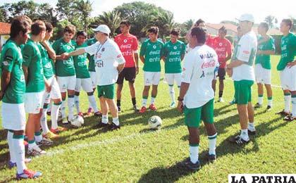 Los integrantes de la selección boliviana de fútbol Sub-20 están listos para el debut (APG)
