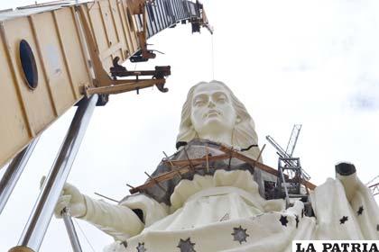 Históricas imágenes del montaje de piezas del monumento a la Virgen del Socavón
