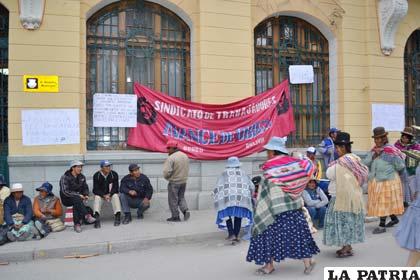 Los trabajadores de avance de obra bloquearon el ingreso a la Alcaldía Municipal