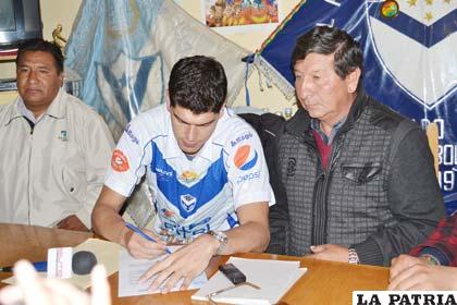 Durante la firma de contrato de Carlos Lampe con la dirigencia del club San José 