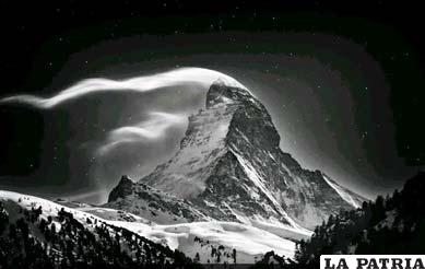 Nenad Saljic recibió el primer premio en la categoría de los lugares, con una imagen del monte Matterhorn en plena Luna llena (bbc.co.uk)