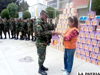Solados de la Segunda División de Ejército reciben panetones de parte de la empresa Inpasa
