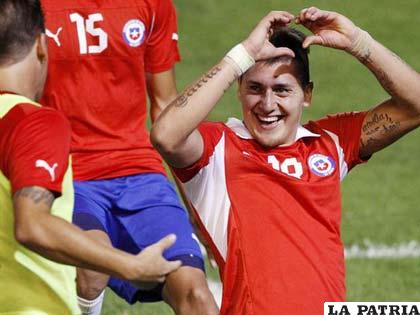 Nicolás Castillo celebra el primero que le hizo a Bolivia