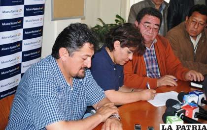 Representantes de los transportistas y de la Aduana firman un convenio