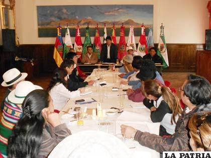 El Presidente Evo Morales reunido con sus parlamentarios