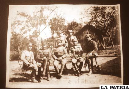 Fotografía de los oficiales y soldados de Boquerón