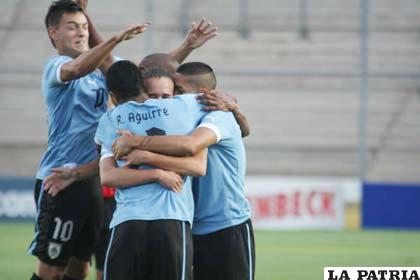 Los jugadores de Uruguay celebran la victoria ante Brasil
