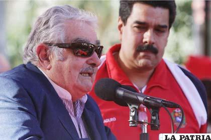 El presidente José Mujica junto al vicepresidente venezolano, Nicolás Maduro