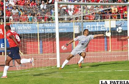 Barahona le ahoga el grito de gol a Andaveris (foto: AFKA)