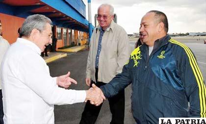 El presidente de Cuba, Raúl Castro (i), saluda a Diosdado Cabello (d), y a Rafael Ramírez (c), a su llegada a La Habana