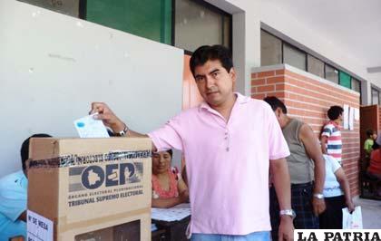 Candidato de la Alianza por Bermejo (MNR-U), Wilson Caihuara, emitió su voto por la mañana