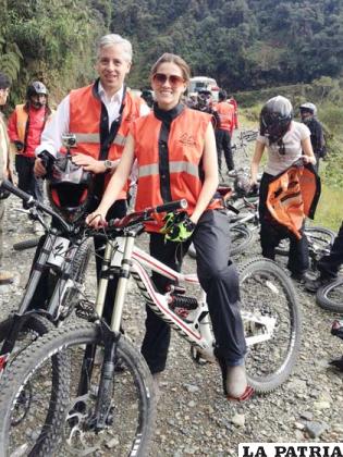 Vicepresidente Álvaro García Linera, junto a su esposa, Claudia Fernández, en bicicleta por el camino antiguo a la región de los Yungas