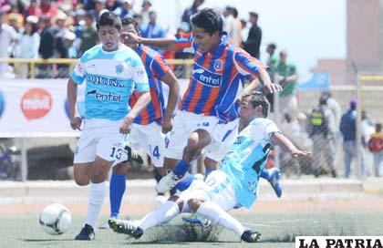 Robles intenta frenar la salida de Gutiérrez, ocurrió ayer en el estadio de El Alto (foto: APG)