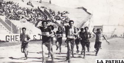 Vuelta olímpica de Miner’s Japo en 1970 en el torneo de la AFO
