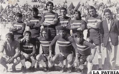 Al final del torneo en 1974 (el cuarto, de izquierda a derecha, de pie)