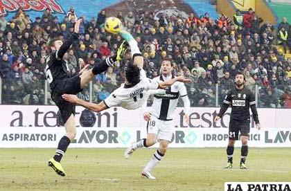 Una acción del empate del Juventus ante el Parma