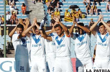 Jugadores de Vélez saludan al público uruguayo