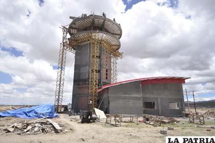El avance general en la construcción del aeropuerto internacional de Oruro es de 80 %