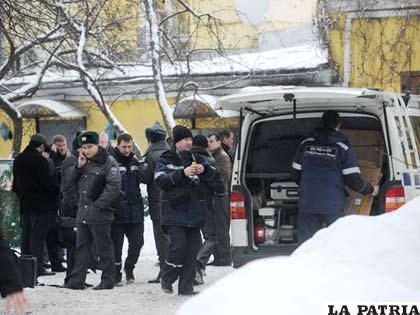 Los policías rusos en la escena del crimen