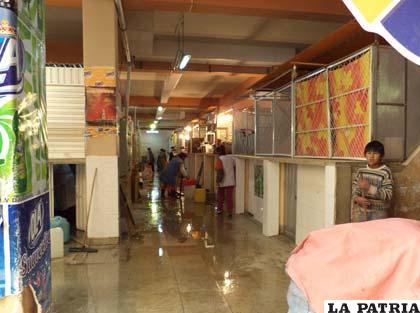 Comerciantes en limpieza del mercado Bolívar