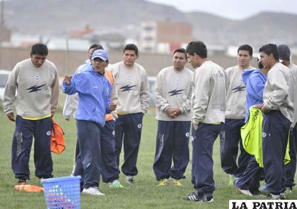 Los jugadores de San José antes de comenzar el trabajo de preparación