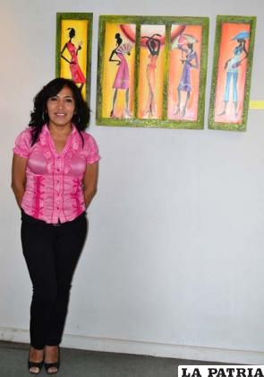 La artista Esther Mamani Bueno junto a uno de sus cuadros trípticos