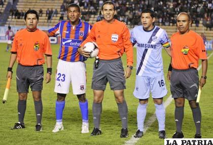 Rómulo Alaca, capitán de La Paz FC y Walter Flores, capitán de Bolívar
