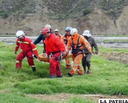 Bomberos trasladan restos de obreros arrastrados por las aguas