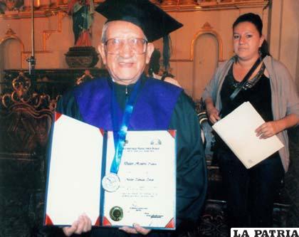 Néstor Taboada Terán recibe el Honoris Causa de la Universidad Andina en Sucre